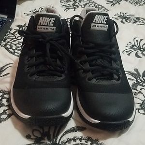 Nike Air Versitile sneakers